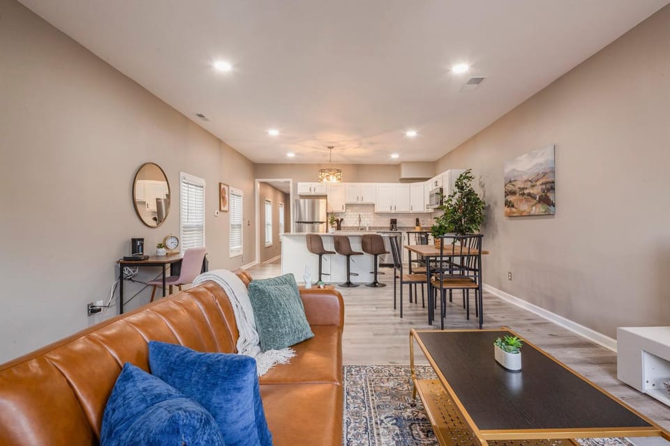 Newly renovated 4BR CozySuites House in Louisville