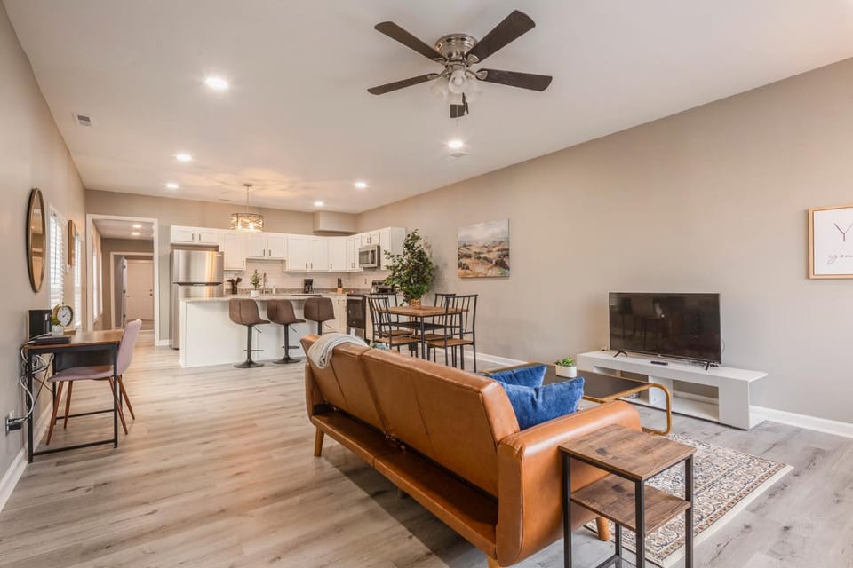 Newly renovated 4BR CozySuites House in Louisville