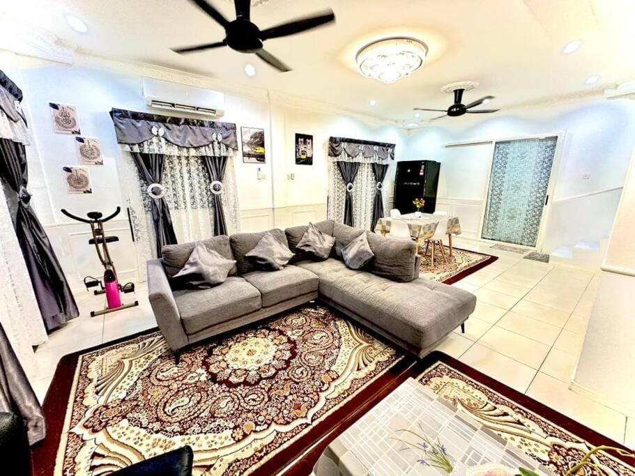 Corner Lot Terrace House Taman Bahagia Batu 7 (2Min to Airport) House in Sabah