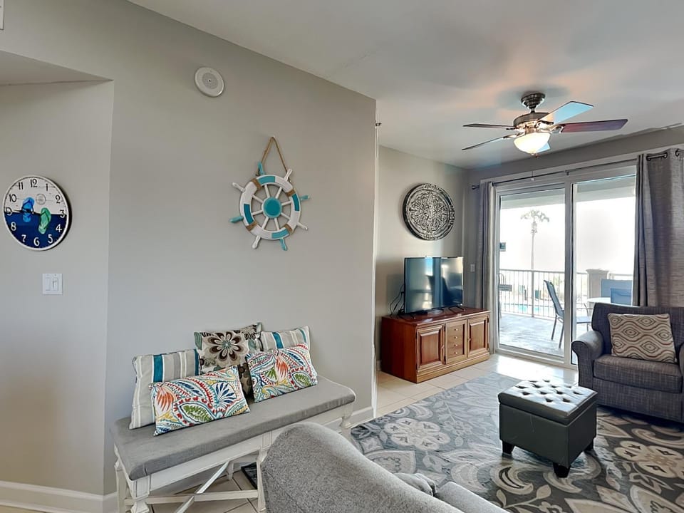 TV and multimedia, Balcony/Terrace, Living room, Seating area, furniture
