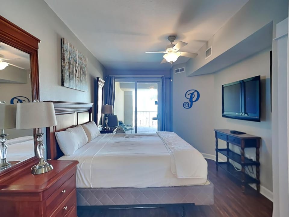 Bed, TV and multimedia, Balcony/Terrace, Seating area, Bedroom, furniture, air conditioner