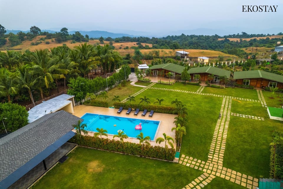 Property building, Spring, Day, Natural landscape, Bird's eye view, Garden, Garden view, Pool view, Swimming pool, sunbed
