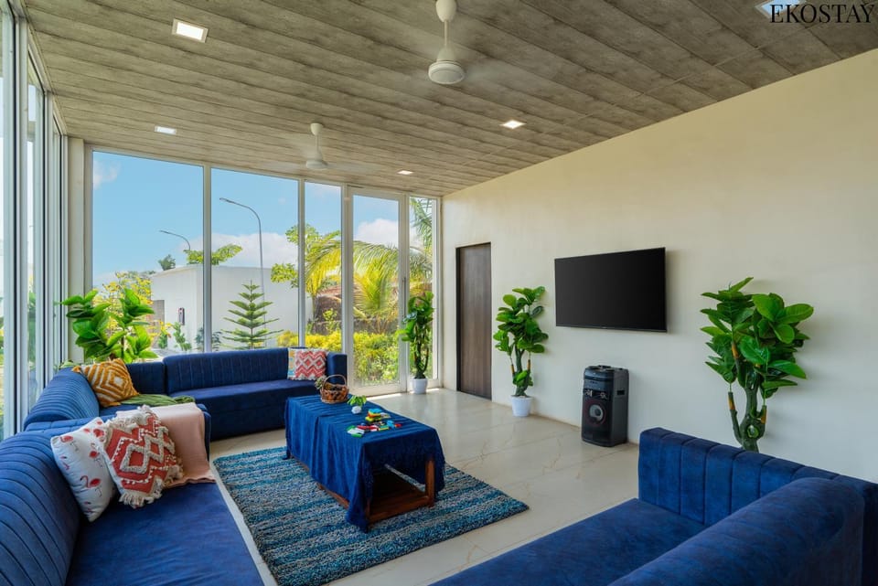 Communal lounge/ TV room, TV and multimedia, Living room, Seating area, Evening entertainment