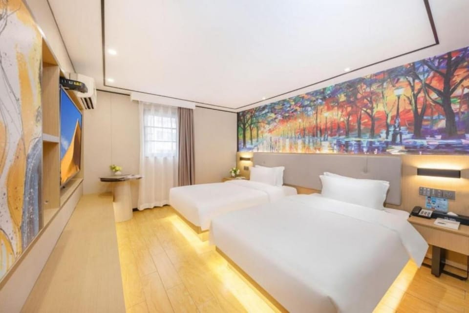 Bed, TV and multimedia, Photo of the whole room, Bedroom
