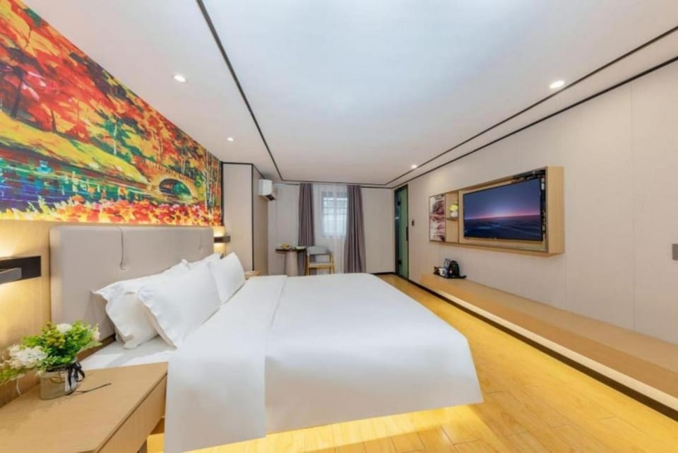 Bed, TV and multimedia, Photo of the whole room, Bedroom