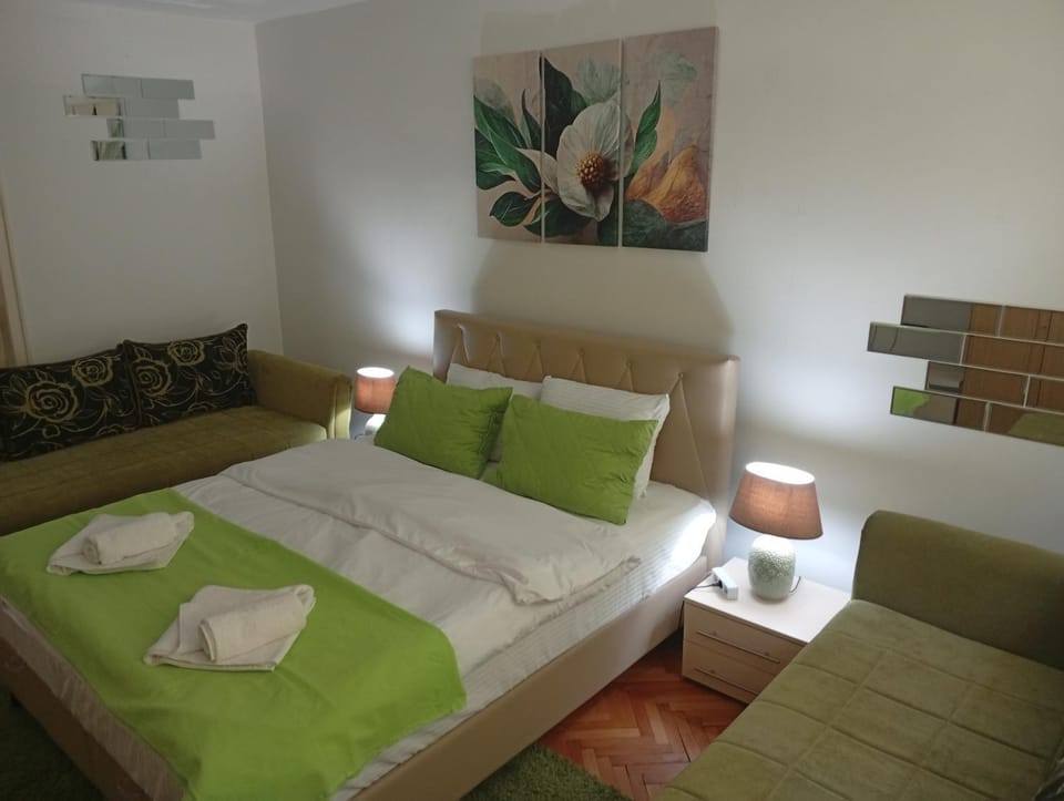 Bed, Bedroom, towels