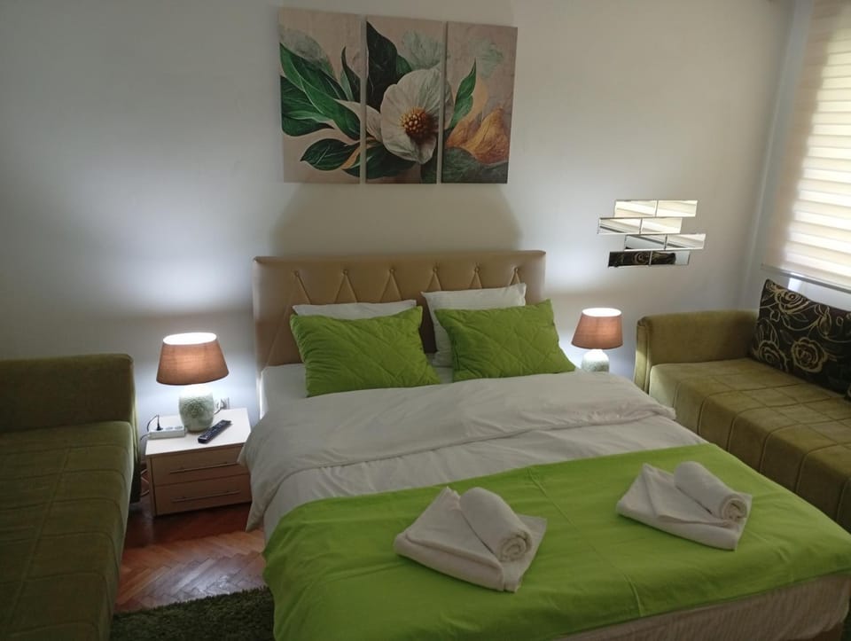 Bed, Bedroom, towels