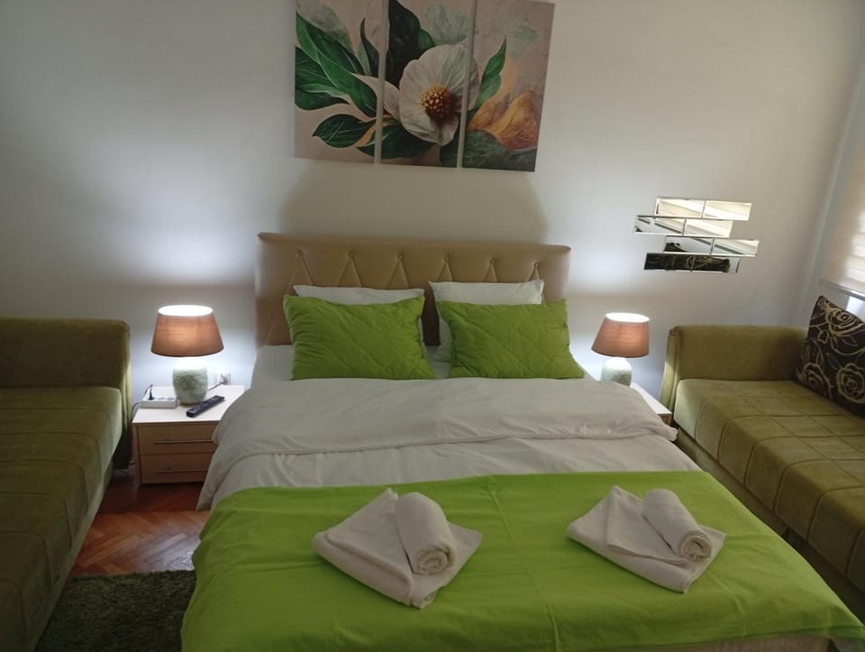 Bed, Bedroom, towels
