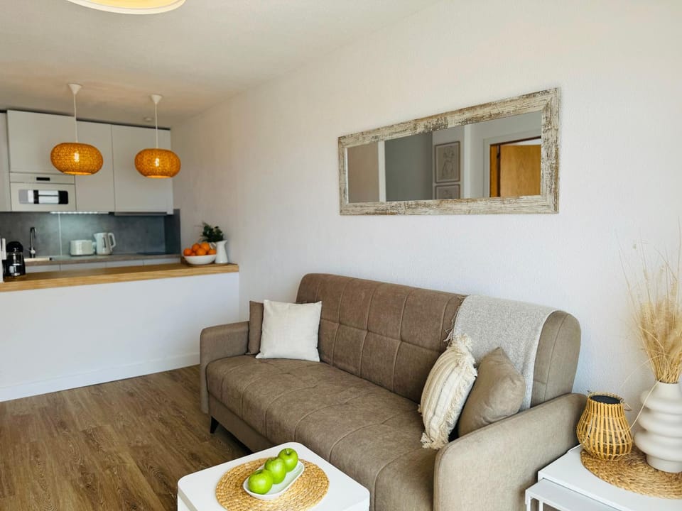 Coffee/tea facilities, Kitchen or kitchenette, Living room, Seating area, Dining area, stove, toaster