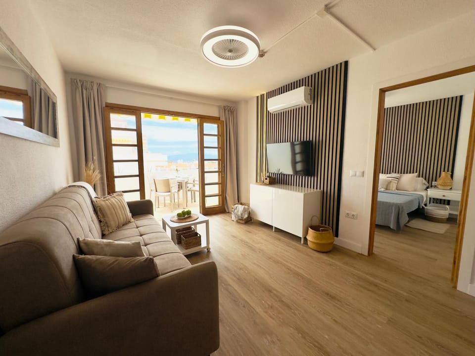 Communal lounge/ TV room, Bed, TV and multimedia, Living room, Seating area, Bedroom