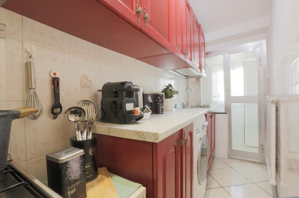 Coffee/tea facilities, Kitchen or kitchenette, oven, stove