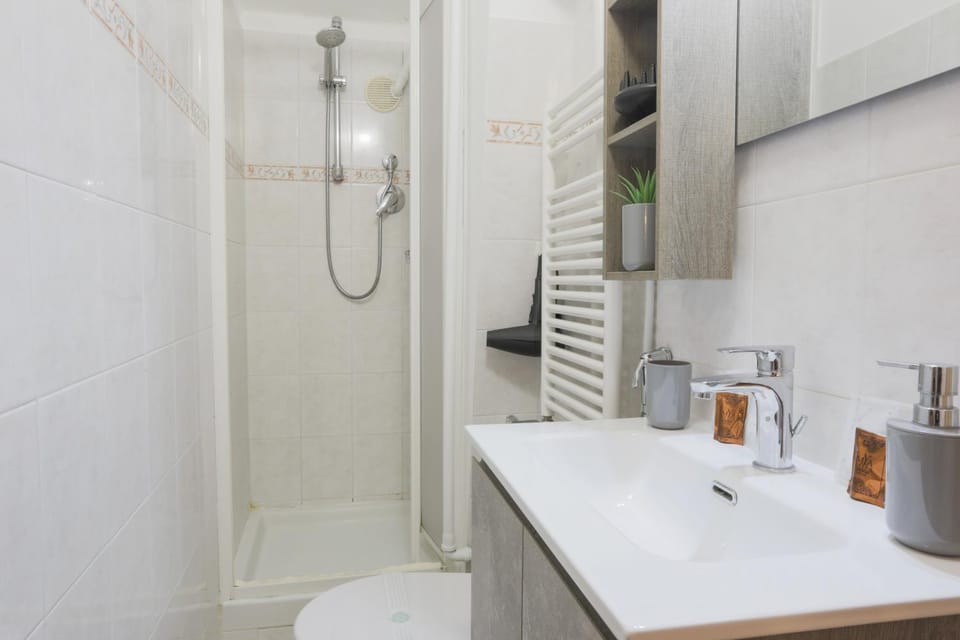 Shower, Bathroom, towels