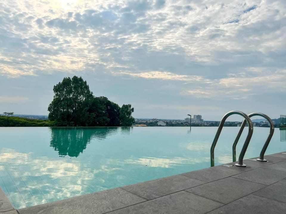 Sunset View 3BR Condo with Swimming Pool Free WiFi & Netflix near Lake Garden Apartment in Perak