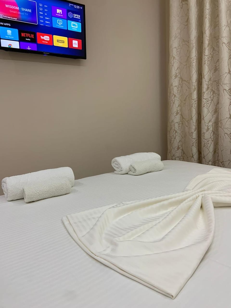 Bed, Bedroom, towels