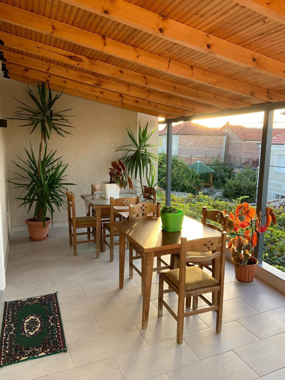 Day, Garden, Food and drinks, Seating area, Dining area