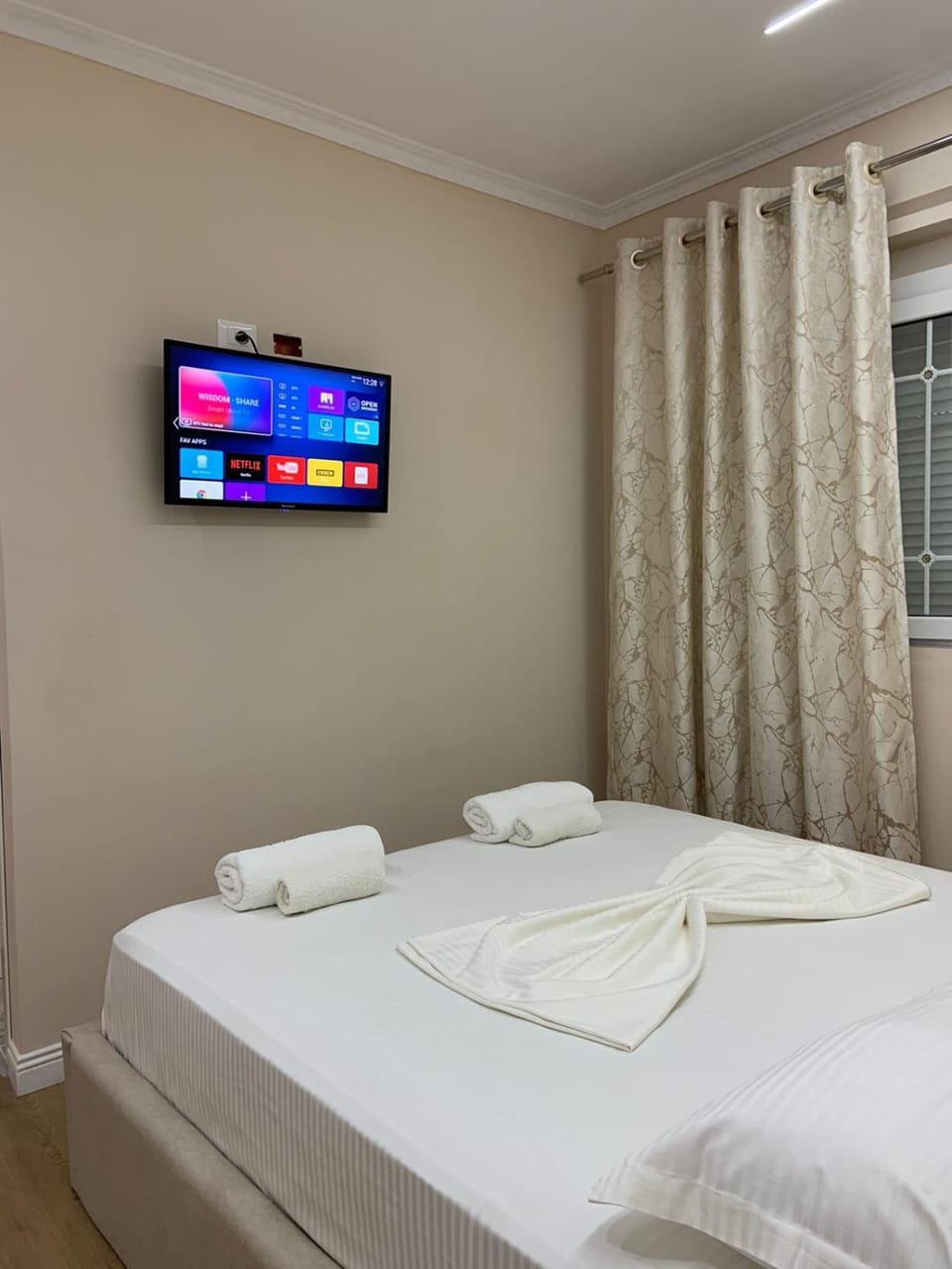 Bed, TV and multimedia, Bedroom, towels