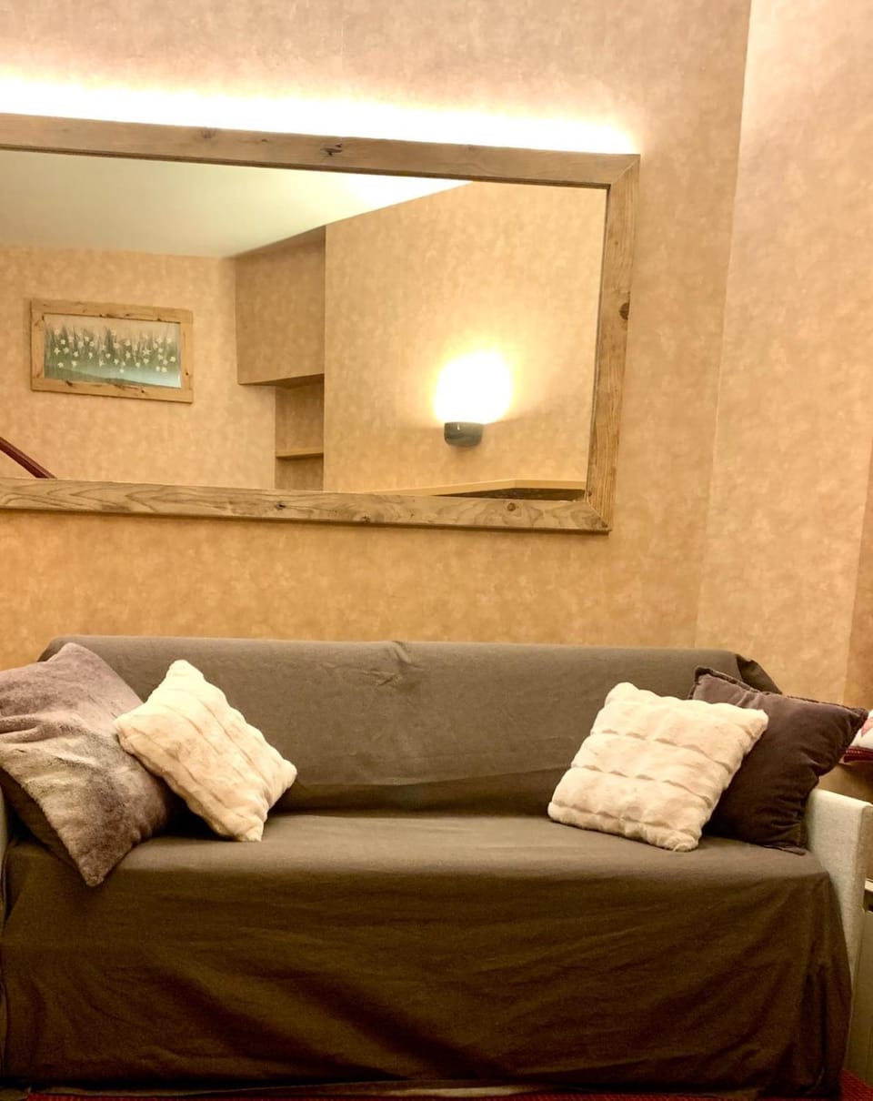 THE NEST Alpine Loft Ski-in Ski-out Apartment in Breuil-Cervinia