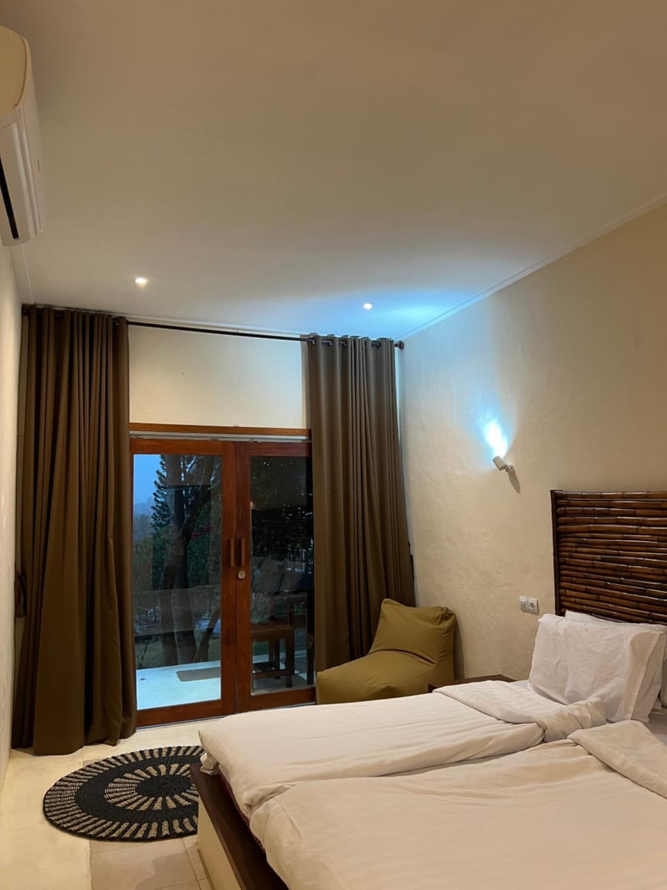 Bed, Photo of the whole room, Bedroom, air conditioner