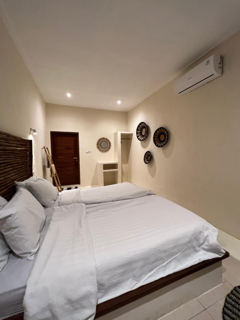Bed, Photo of the whole room, Bedroom, air conditioner