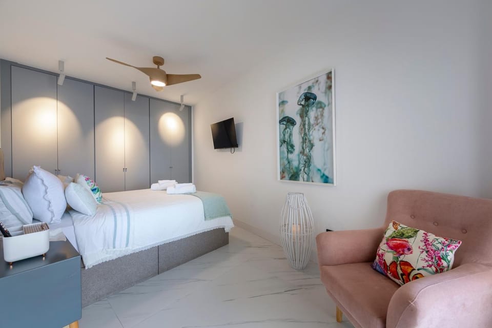 Bed, TV and multimedia, Photo of the whole room, Bedroom