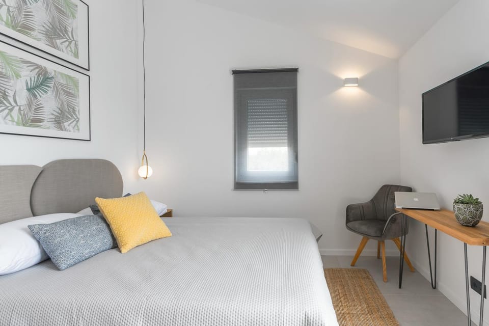 Bed, TV and multimedia, Seating area, Bedroom