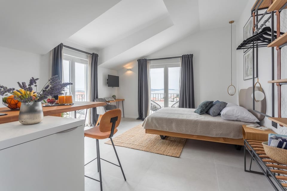 Bed, Kitchen or kitchenette, Seating area, Bedroom