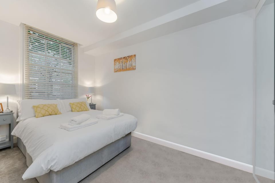 Modern 3Bed Home in Battersea Long Stays Wi-Fi Apartment in London