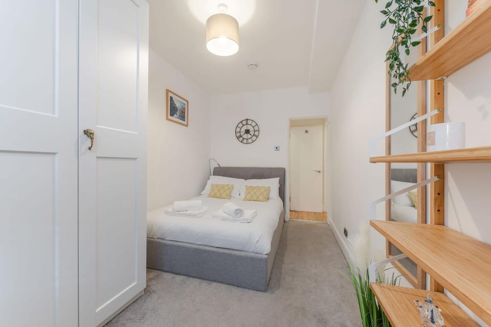 Modern 3Bed Home in Battersea Long Stays Wi-Fi Apartment in London