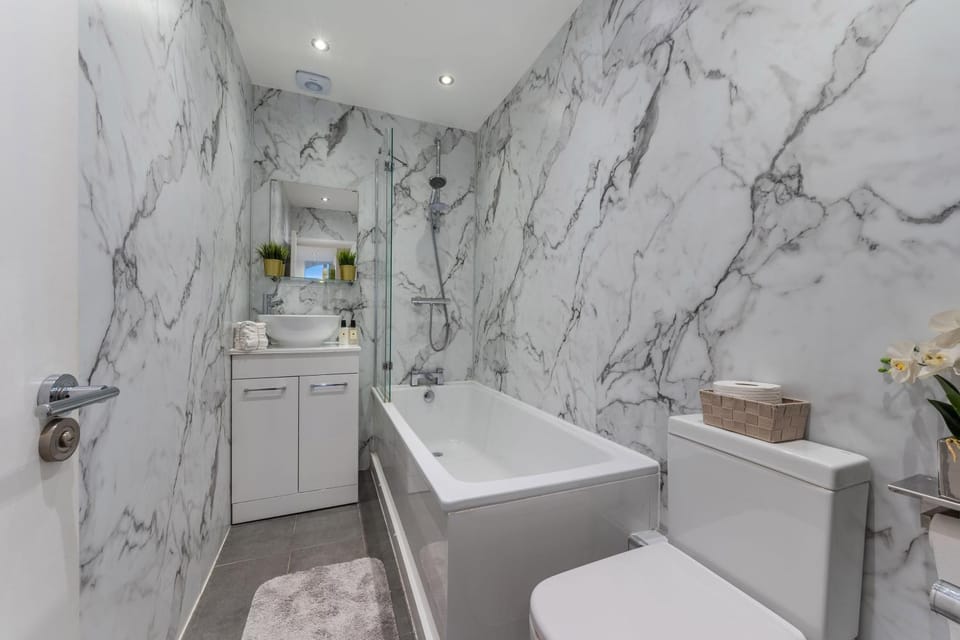 Modern 3Bed Home in Battersea Long Stays Wi-Fi Apartment in London
