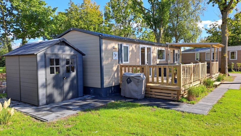 Chalet Trigano 1-6 pers- 3 slaapk- 2 badk- Berging- Inchecken al vanaf 13 uur incl gebruik koffie en thee Campground/ 
RV Resort in Friesland, Netherlands