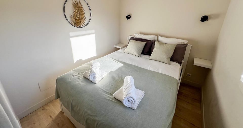 Bed, Photo of the whole room, Bedroom, towels