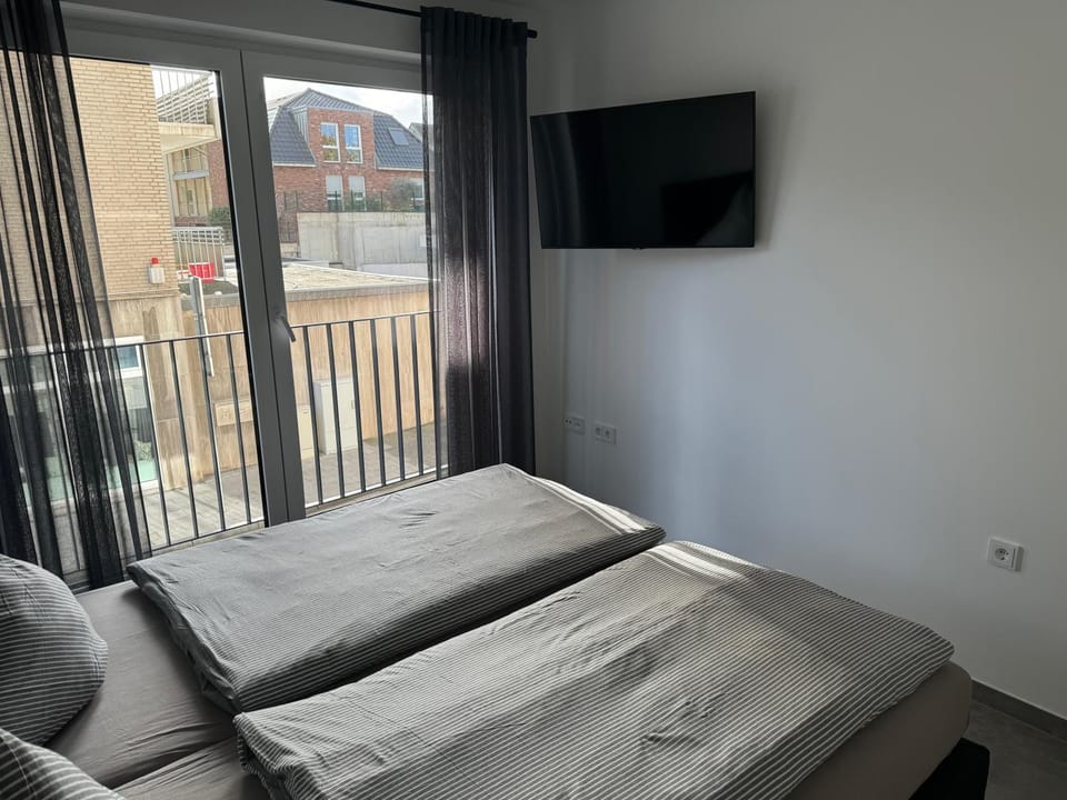 Bed, TV and multimedia, Bedroom