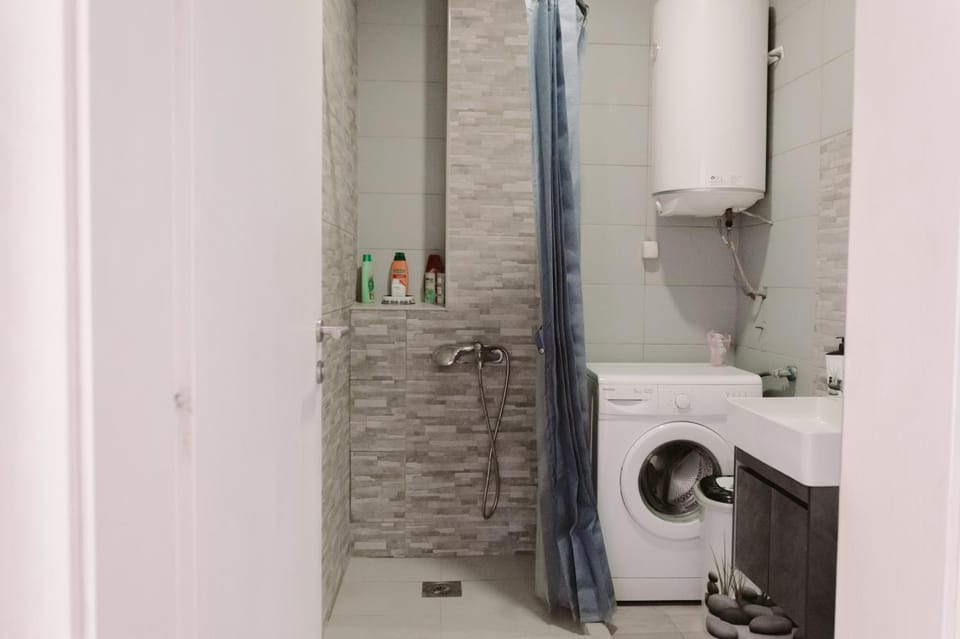Shower, Toilet, Bathroom, hair dryier, internet, internet, towels, towels, washing machine, washing machine