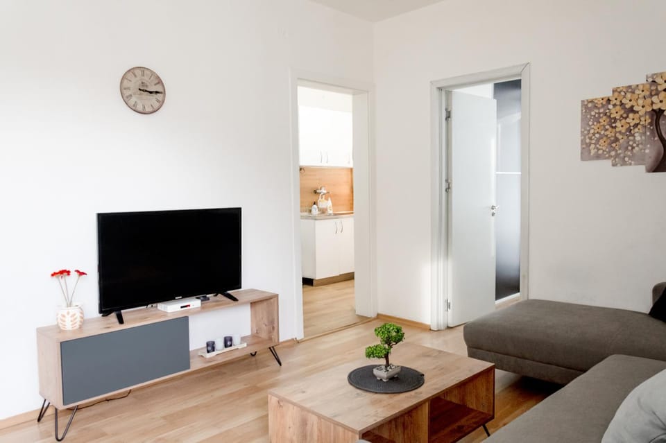 TV and multimedia, Living room, Seating area, hair dresser, kitchen