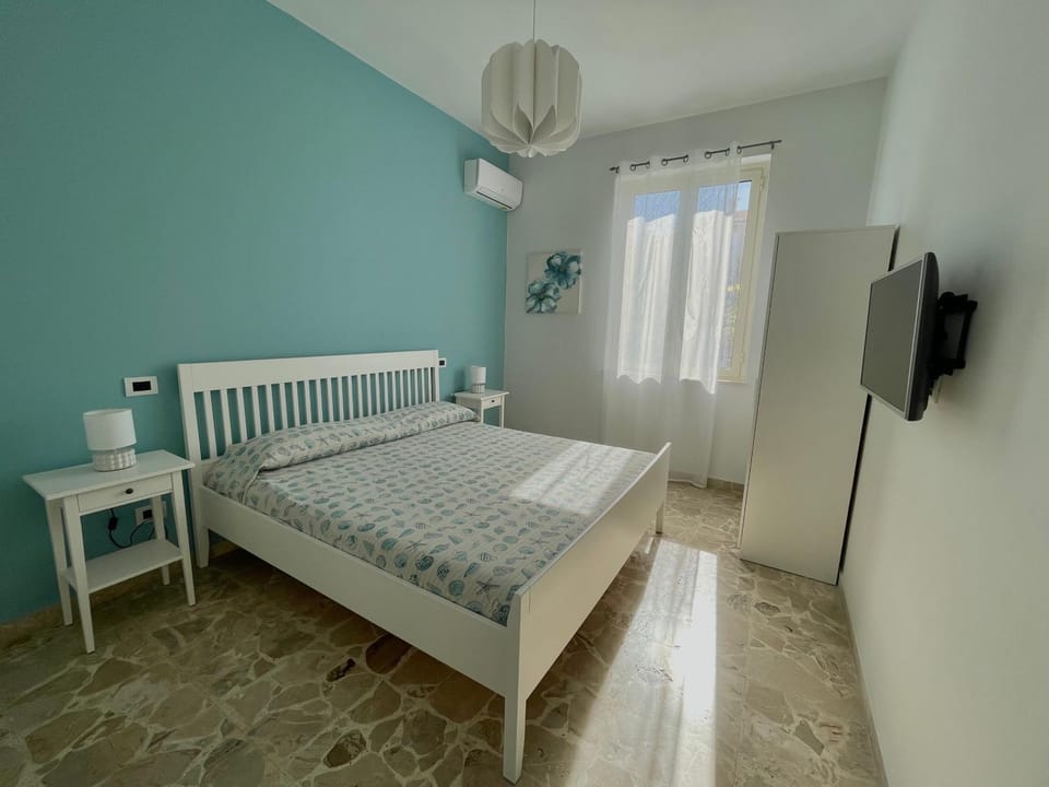 Bed, TV and multimedia, Bedroom, air conditioner