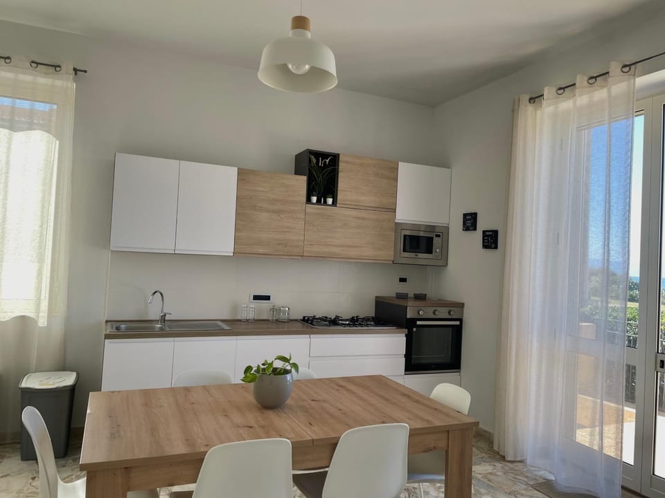 Kitchen or kitchenette, Dining area, minibar, pet friendly, stove