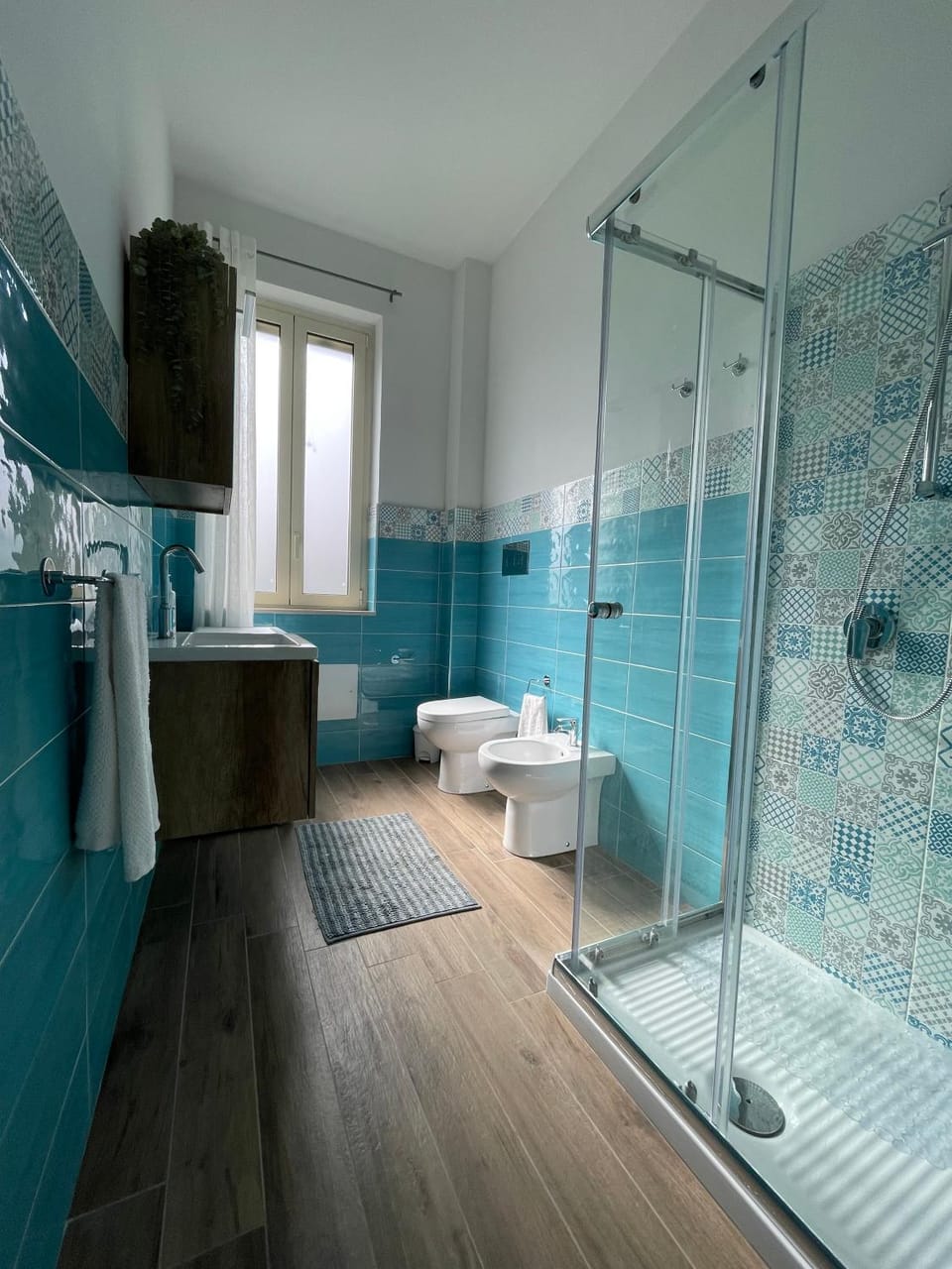 Shower, Toilet, Bathroom, Bath, heating, towels, washing machine