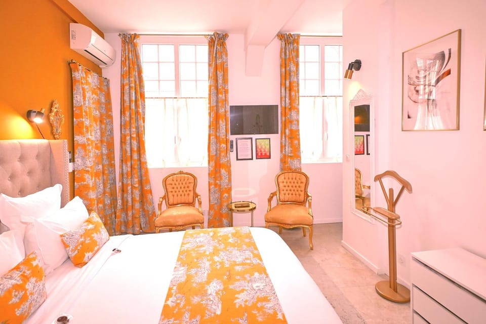 Photo of the whole room, Bedroom