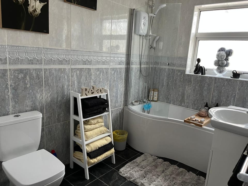 Shower, Toilet, Bathroom, Bath, towels