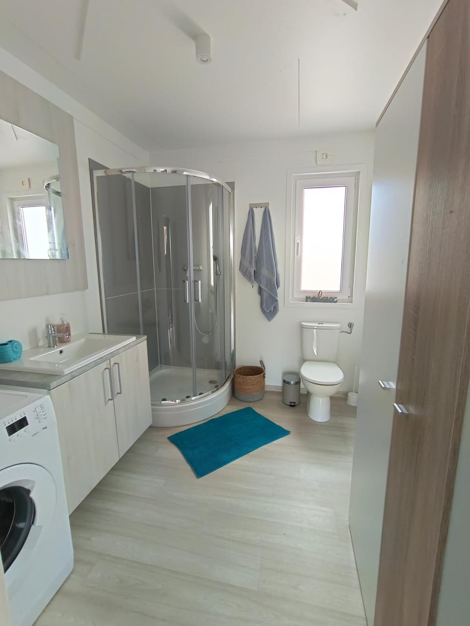 Shower, Toilet, Bathroom, towels, washing machine