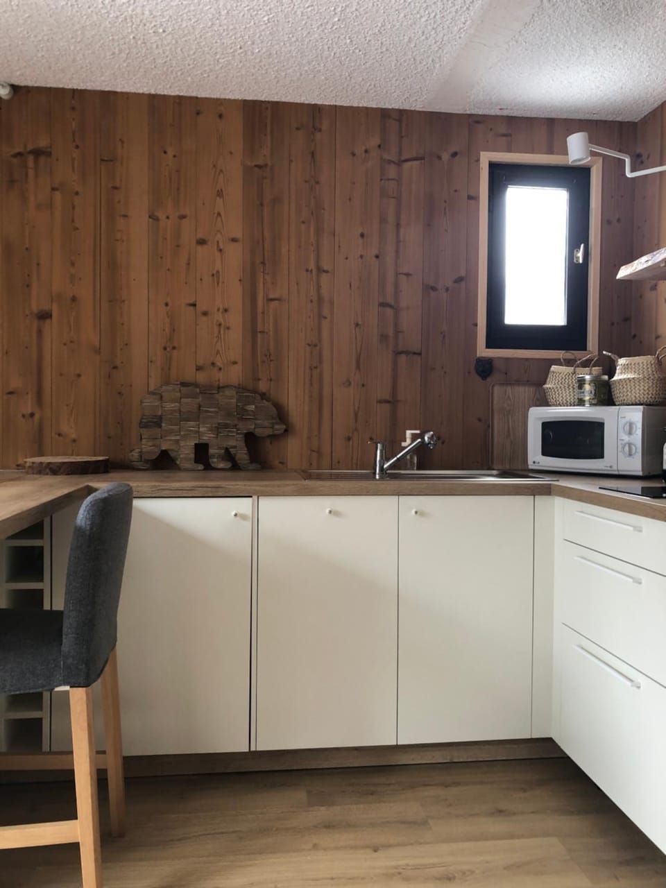 Kitchen or kitchenette, minibar, stove