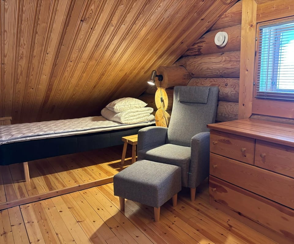 Ruska 2, Ylläs, Äkäslompolo, Lapland - Log Cabin with Lake and Fell Scenery Cabin in Norrbotten County, Sweden