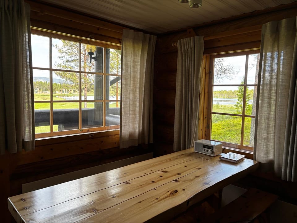 Ruska 2, Ylläs, Äkäslompolo, Lapland - Log Cabin with Lake and Fell Scenery Cabin in Norrbotten County, Sweden