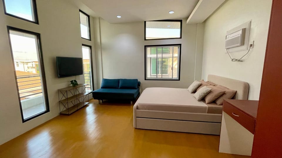 Bed, TV and multimedia, Photo of the whole room, Seating area, Evening entertainment, Bedroom, towels