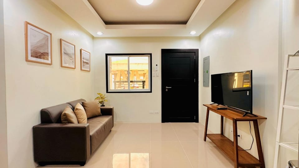 Communal lounge/ TV room, TV and multimedia, Living room, Seating area, Evening entertainment