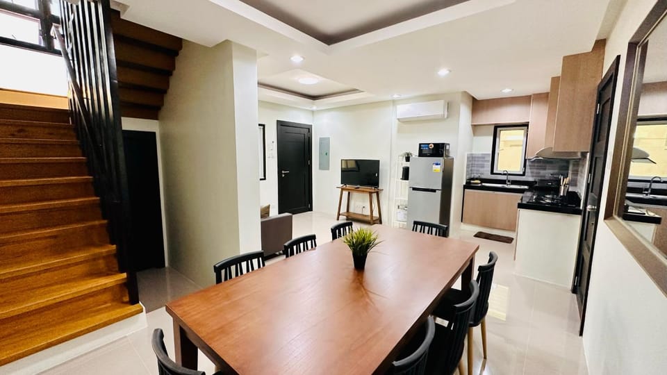 Kitchen or kitchenette, Living room, Seating area, Dining area, minibar, stove