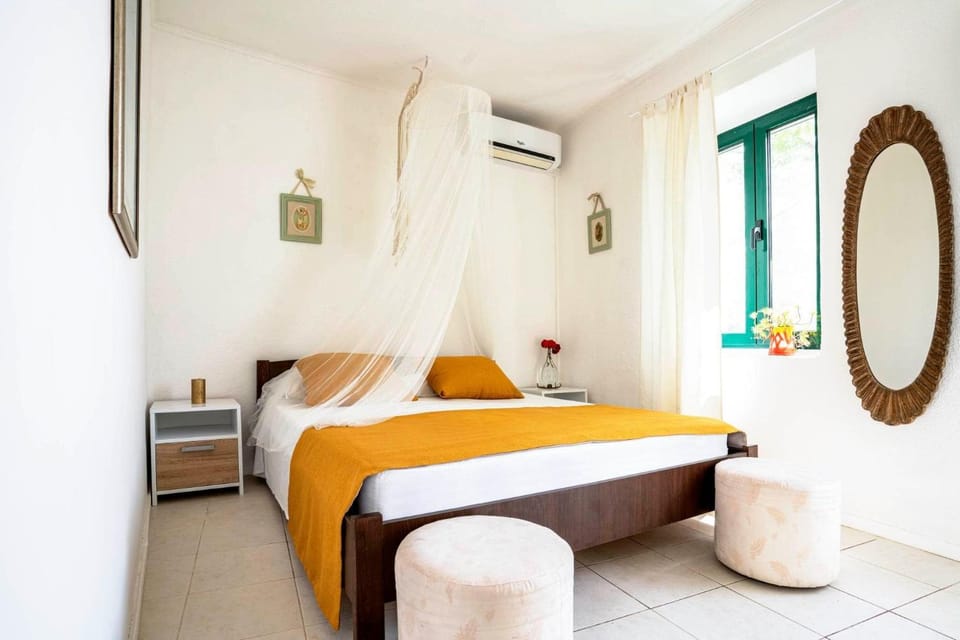 Bed, Photo of the whole room, Bedroom, air conditioner