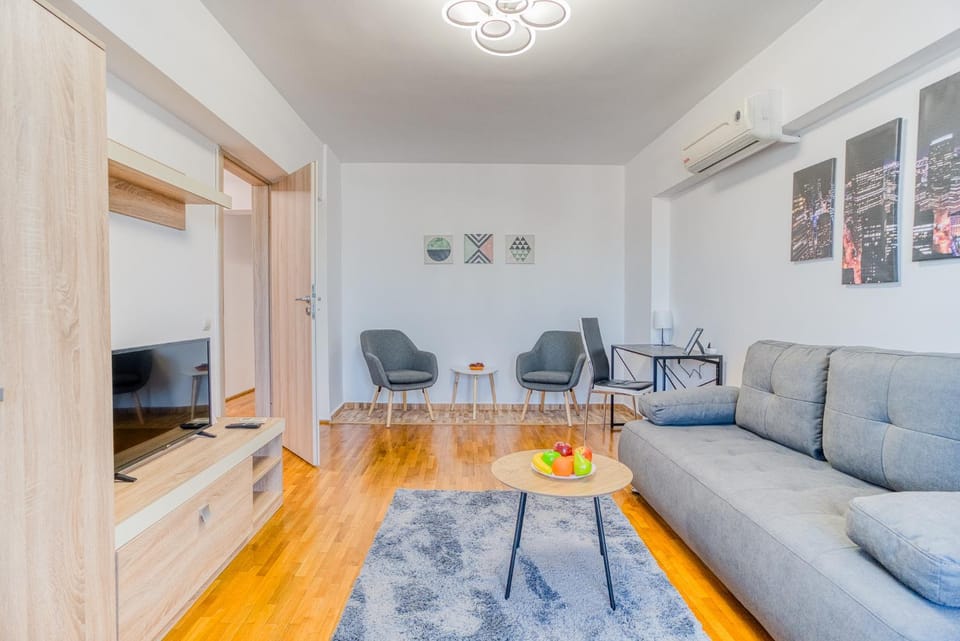 TV and multimedia, Living room, Seating area, air conditioner