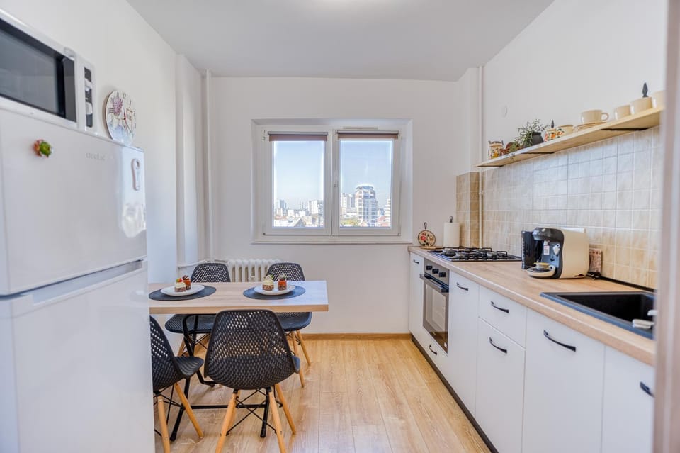 Coffee/tea facilities, Kitchen or kitchenette, Dining area, microwave, oven, stove