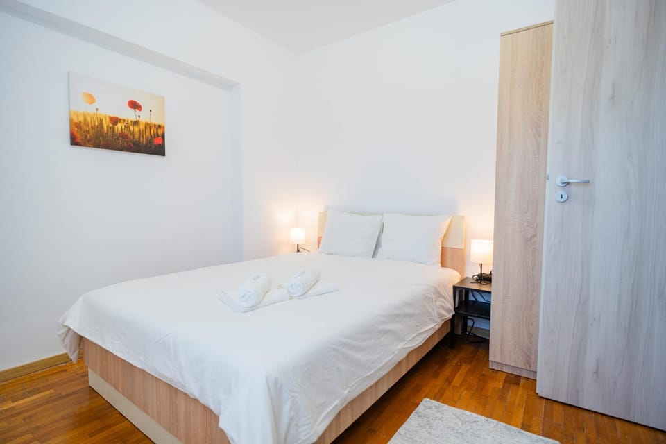 Bed, Bedroom, towels
